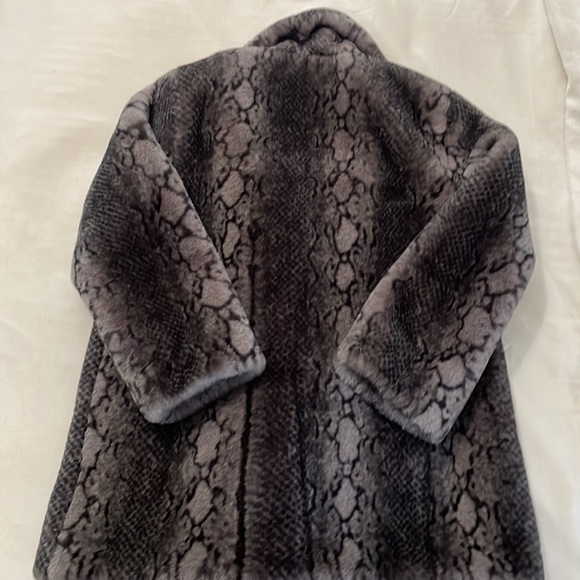 Jayley Collection Faux Fur Oversized Python Print Coat One Size - Picture 8 of 9